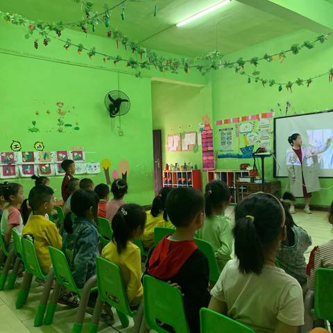 展教学风采 评教学之路 — — 芦洪市中心幼儿园首次教师教研活动