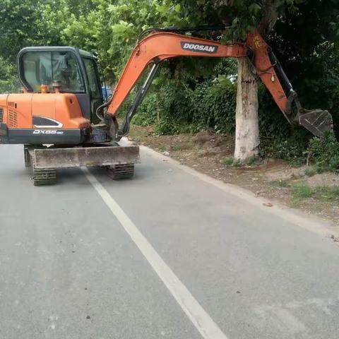郝庄管区对东靖路两侧环境卫生进行集中整治
