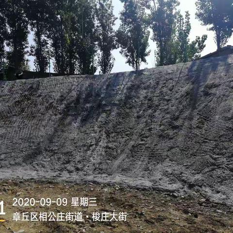 郝庄管区梭庄村清理陈年垃圾提升人居环境