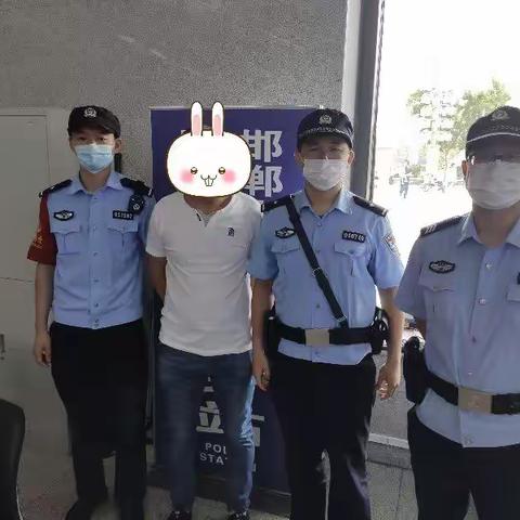 执勤民警火眼金睛  两逃犯插翅难逃