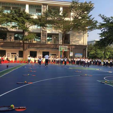 11月4日上午松山湖实验小学的网球体育课