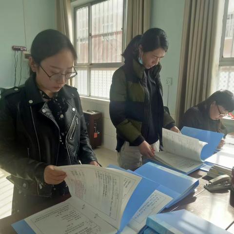 抓教学常规检查 促学校规范管理 ----- 临淇完小五年级教师教案检查