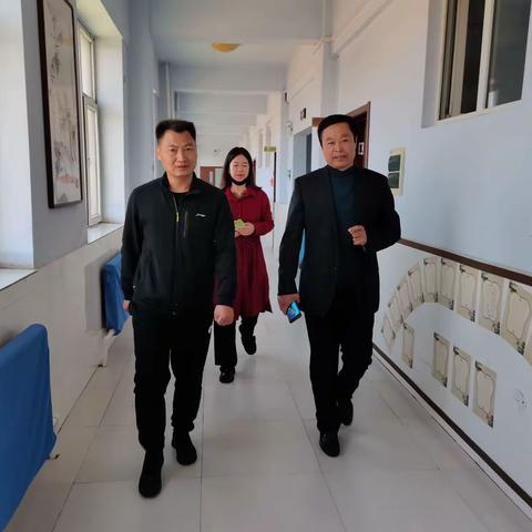 10月11日，教育局周月局长，人事股负责人张岩，发行站负责人刘建民来我校检查工作