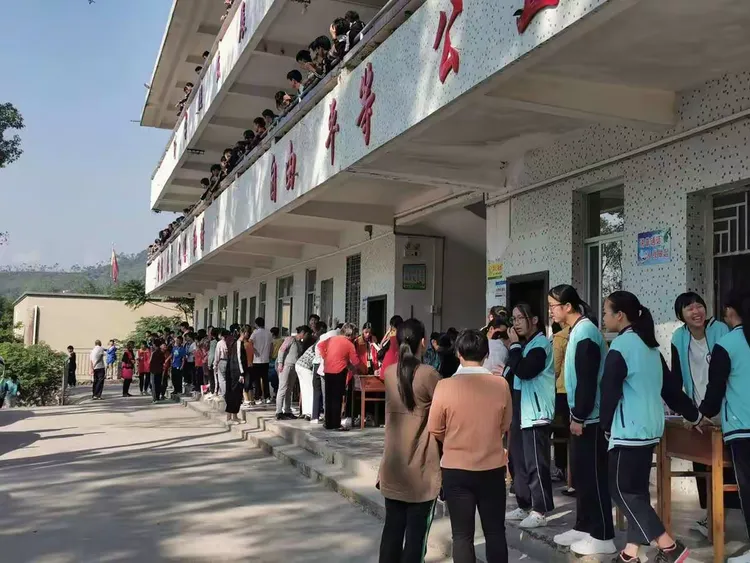紫金县敬梓中学"防风险 保安全 迎大庆"专题家长会