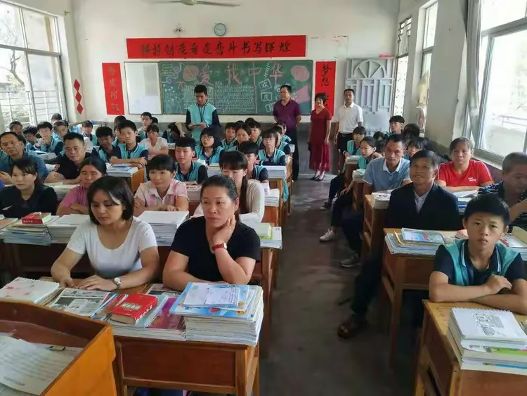 紫金县敬梓中学"防风险 保安全 迎大庆"专题家长会