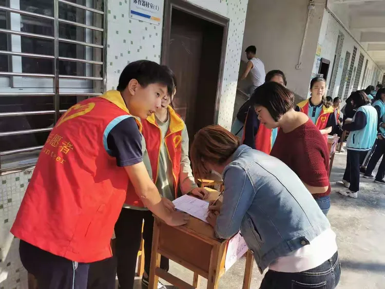 紫金县敬梓中学"防风险 保安全 迎大庆"专题家长会