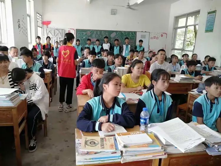 紫金县敬梓中学"防风险 保安全 迎大庆"专题家长会