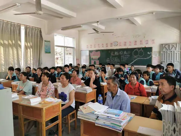 紫金县敬梓中学"防风险 保安全 迎大庆"专题家长会
