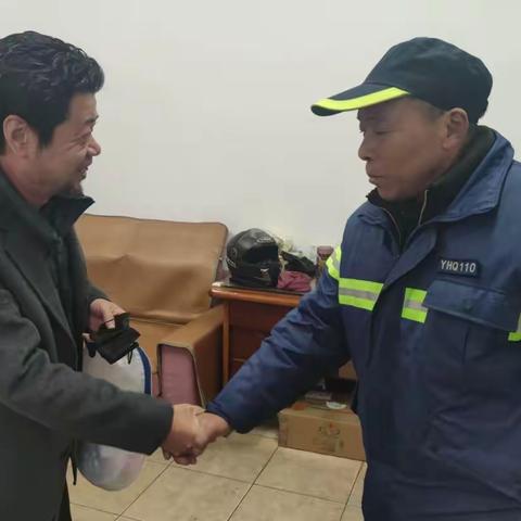环卫工人拾金不昧，传递正能量