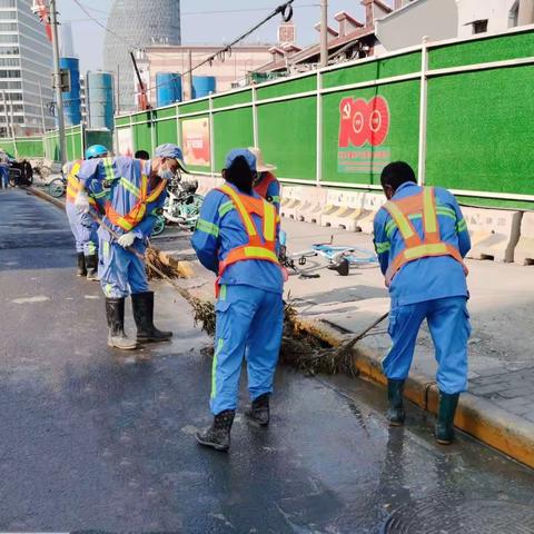 环卫人坚守岗位，整洁面貌迎“国庆”