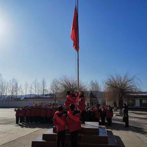 冬日里的一抹中国红🇨🇳——宜林寄宿制小学举行升旗仪式