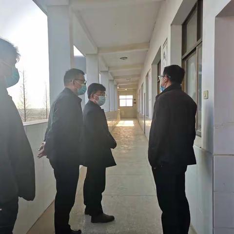 县教育局吴旭东局长莅临苦竹查看疫情防控工作和常态化教育教学工作