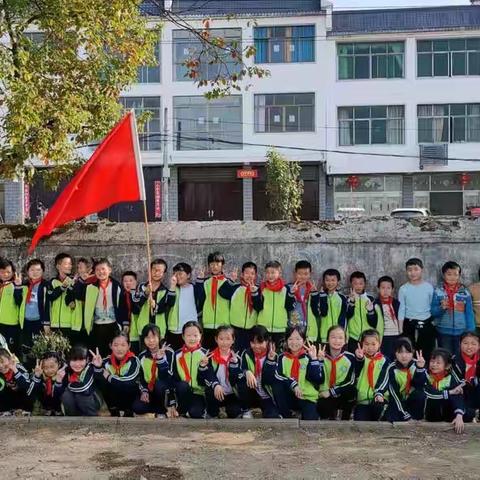 植树护绿，拥抱春天–––柳塘小学师生植树活动