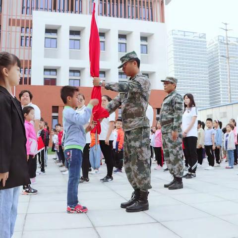 传承红色基因  向国旗敬礼——泰和小学举行升旗仪式