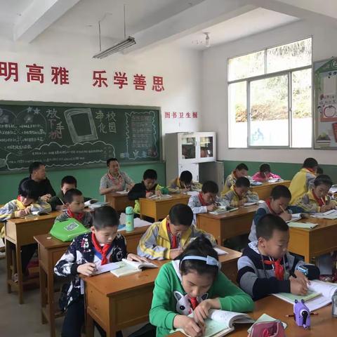 责任督学深入南霞小学督导课堂教学