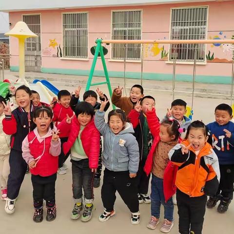 滚铁环 初体验 ——临涧镇马槽幼儿园民间游戏活动