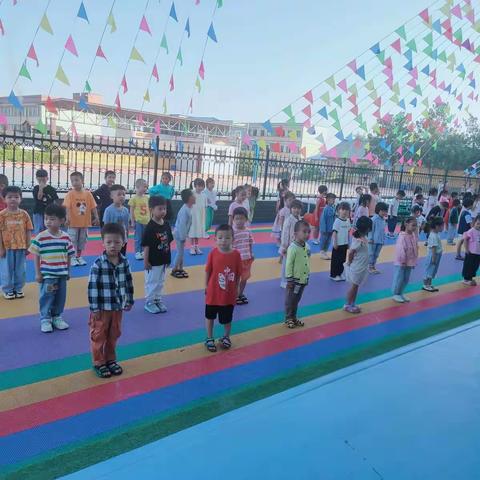 爱在幼儿心，童趣乐满园。