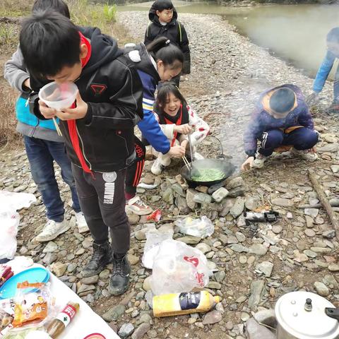 “众人拾柴火焰高”——记215班冬季野炊活动