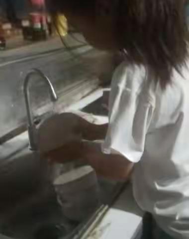 五年级同学热爱劳动，懂事乖巧成为了一种习惯，成为了日常生活中的一部分，同学们真棒👍👍👍