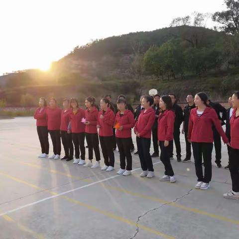 庆建国70周年 展教师运动风采