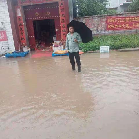 考城镇网格员闻汛而动，奋战一线