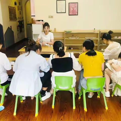 “专业引领 共促成长”七色花亲子园教师培训活动简报