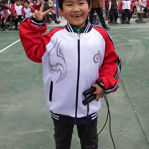 童年是一幅画，画中有我们五彩的生活；童年是一首歌，歌里有我们的幸福和欢乐；童年是一片无边无际的蓝天……