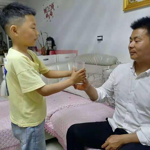 父母恩情似海深，人生莫忘父母恩。——一（1）中队五月争章实践活动