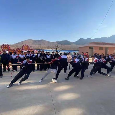 地方二中举行拔河比赛