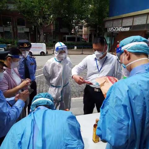 跨前介入、从严要求。局党组副书记周小琳赴淮海街道督导疫情大礼包物资检查。