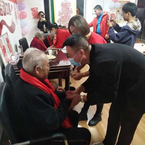 “重阳节”来临之际特色小吃伊味人家刘江陆总经理带领公司员工前来我中心慰问老人！