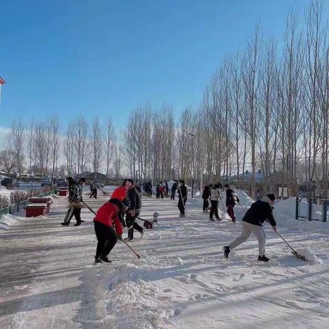 风雪弥漫处 情暖满校园～平山镇第一中学扫雪记