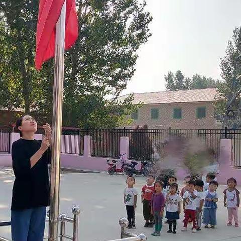 方庄幼儿园小班迎国庆主题活动--五星红旗在飘扬