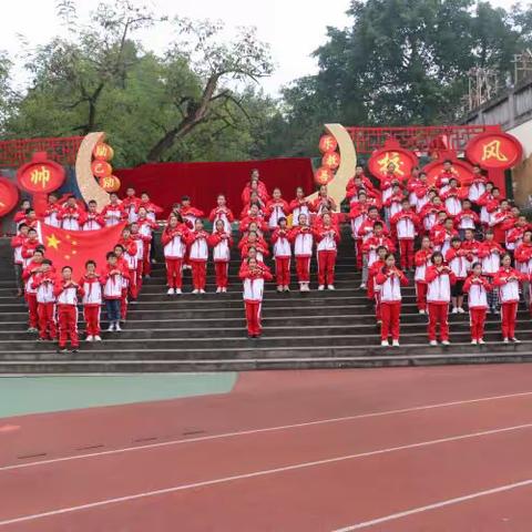 我与国旗合个影，我在三官殿小学送祝福               ——三官殿小学庆祝新中国成立70周年活动