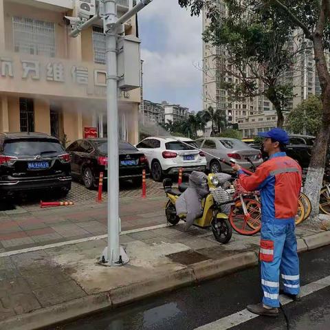 3月13、14日，小步道司机对片区路段的公交站、人行道、护栏、护栏底下积沙、路灯杆等公共设施冲洗再冲洗……💪