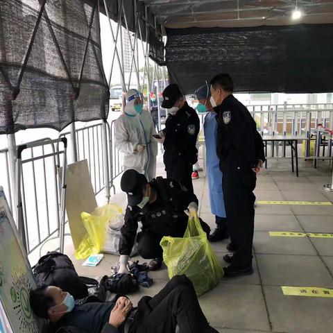 高新特警队员救助一名醉酒男子