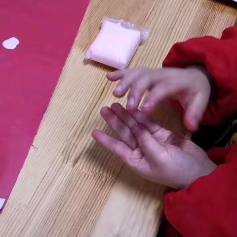 新年帽子特色手工活动，让孩子们的智慧在指尖绽放——益都师范附小附属艺术幼儿园麦兜家