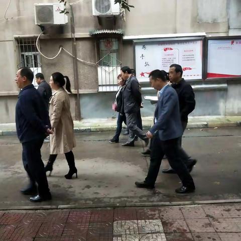 市领导对雁塔路社区卫生单位申报工作进行检查验收