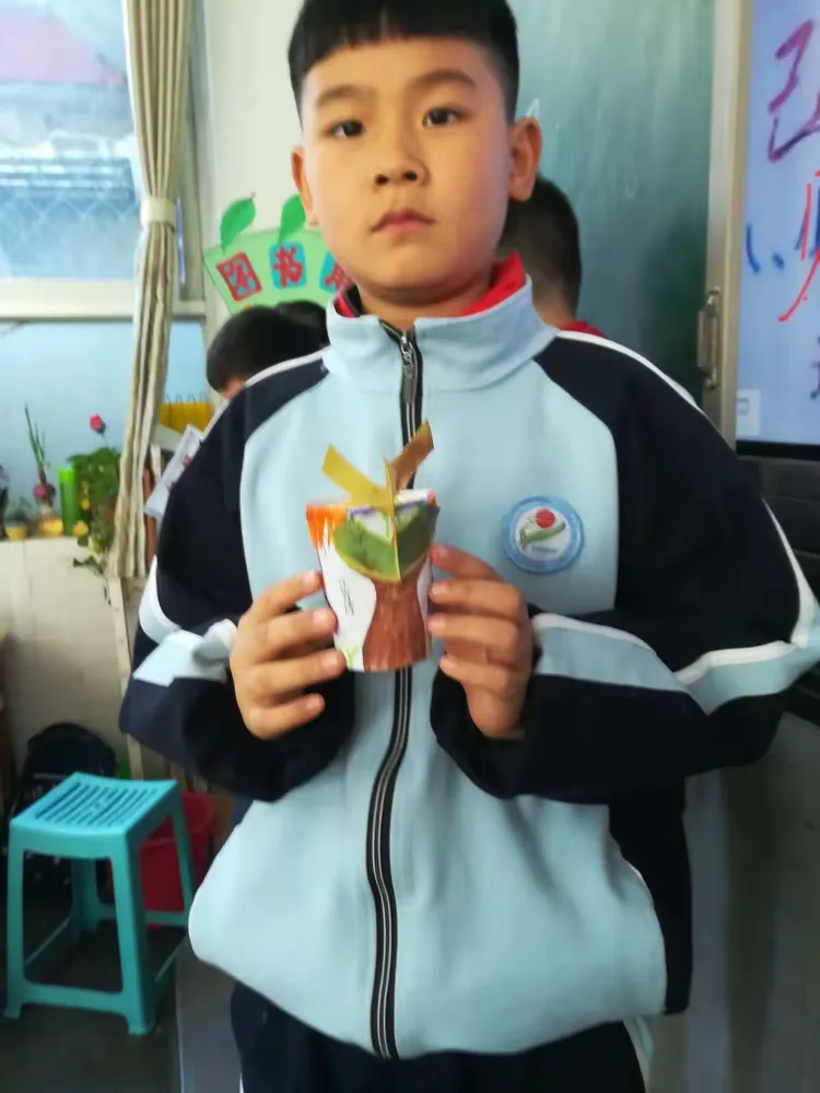 驻马店第二实验小学三年级一班变废为宝手工制作
