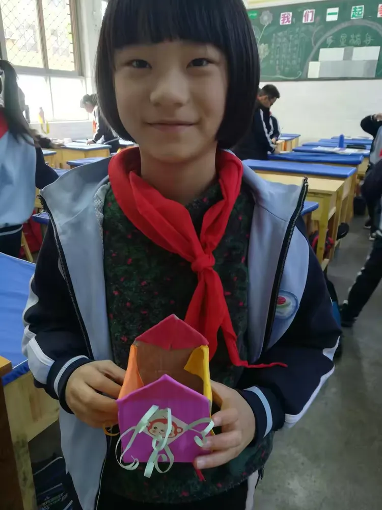 驻马店第二实验小学三年级一班变废为宝手工制作