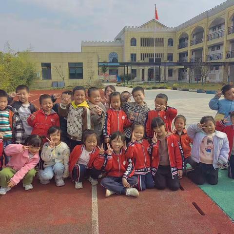 富家桥镇中心幼儿园大二班第十三周日常活动剪辑