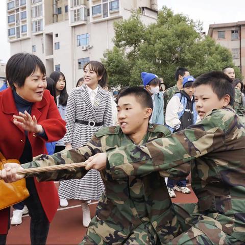 嘉禾五中高一年级举行迎新杯拔河比赛