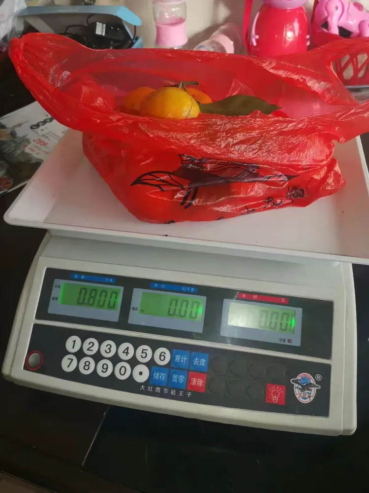 这是我今天摘的橘子，0.8千克，就是800克！