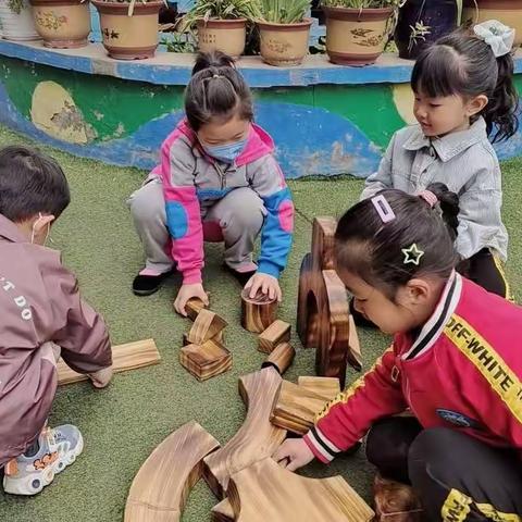 火青综幼儿园🏡中三班“小积木，大梦想”💖户外碳化积木搭建篇