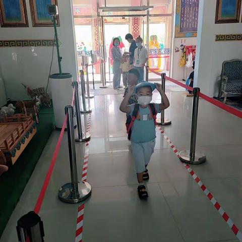 乌拉特中旗蒙古族幼儿园蒙小四班_民族团结共守护，抗击疫情心连心。