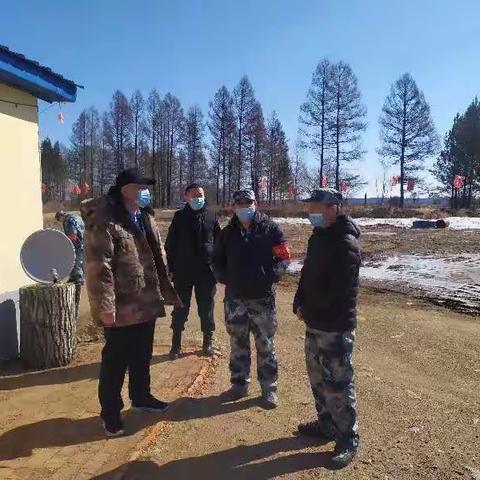 十八站林业局副局长、森林防火专职副总指挥周宏君深入十七站森林资源管护区检查指导“清明节”森林防火落实情