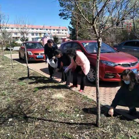 十八站林业局工会开展“烟头不落地，驿站更美丽”专项治理活动