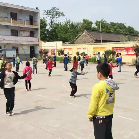 “阳光大课间”让每个学生阳光 成长 义马市新区廿铺学校