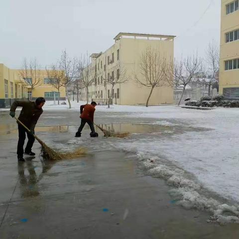 龙河中心小学一年级组扫雪活动