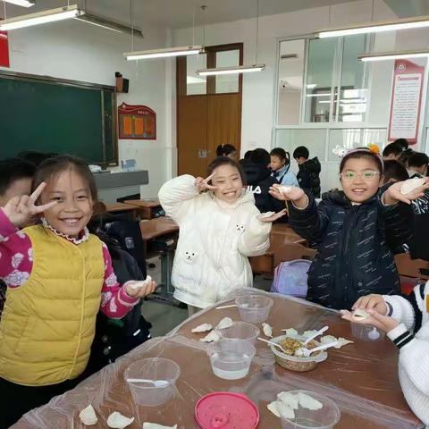 “情暖冬至，饺子飘香”淮安市实验小学长征校区三5中队包饺子活动。